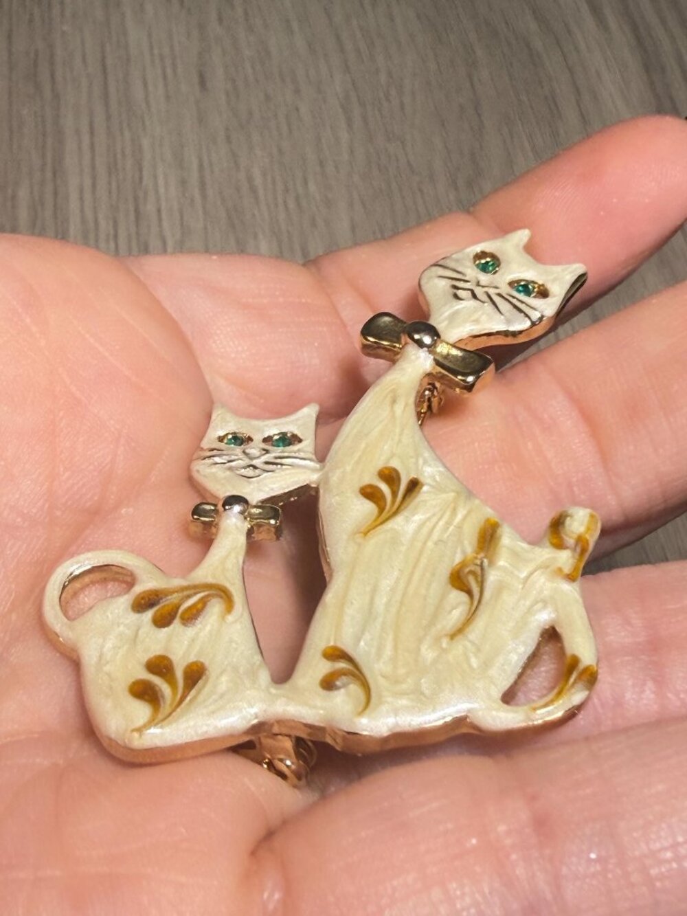 Cat Brooch Green Rhinestone Eyes Vintage Beige Mom and Kitten Cat Pin Gold Tone - Picture 3 of 6